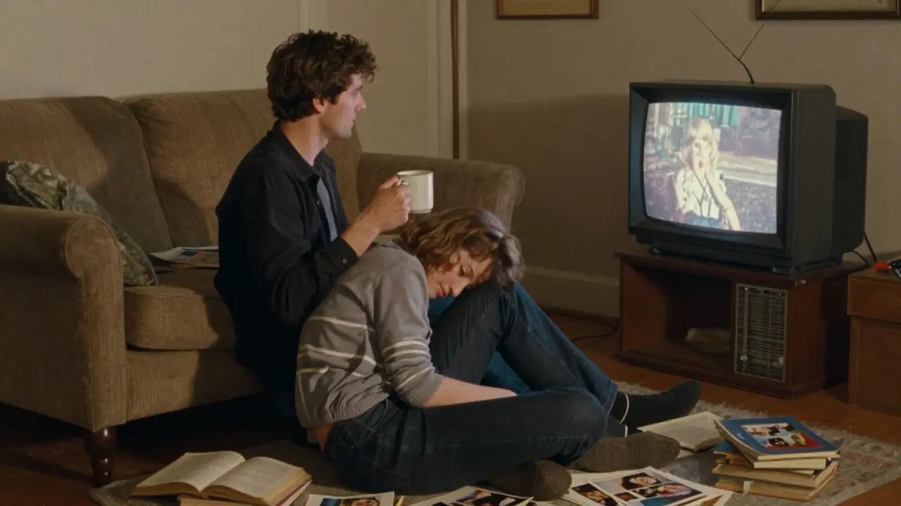 Мужчина на диване смотрит старый фильм, женщина сидит рядом, опираясь на его колено — без слов, только присутствие.